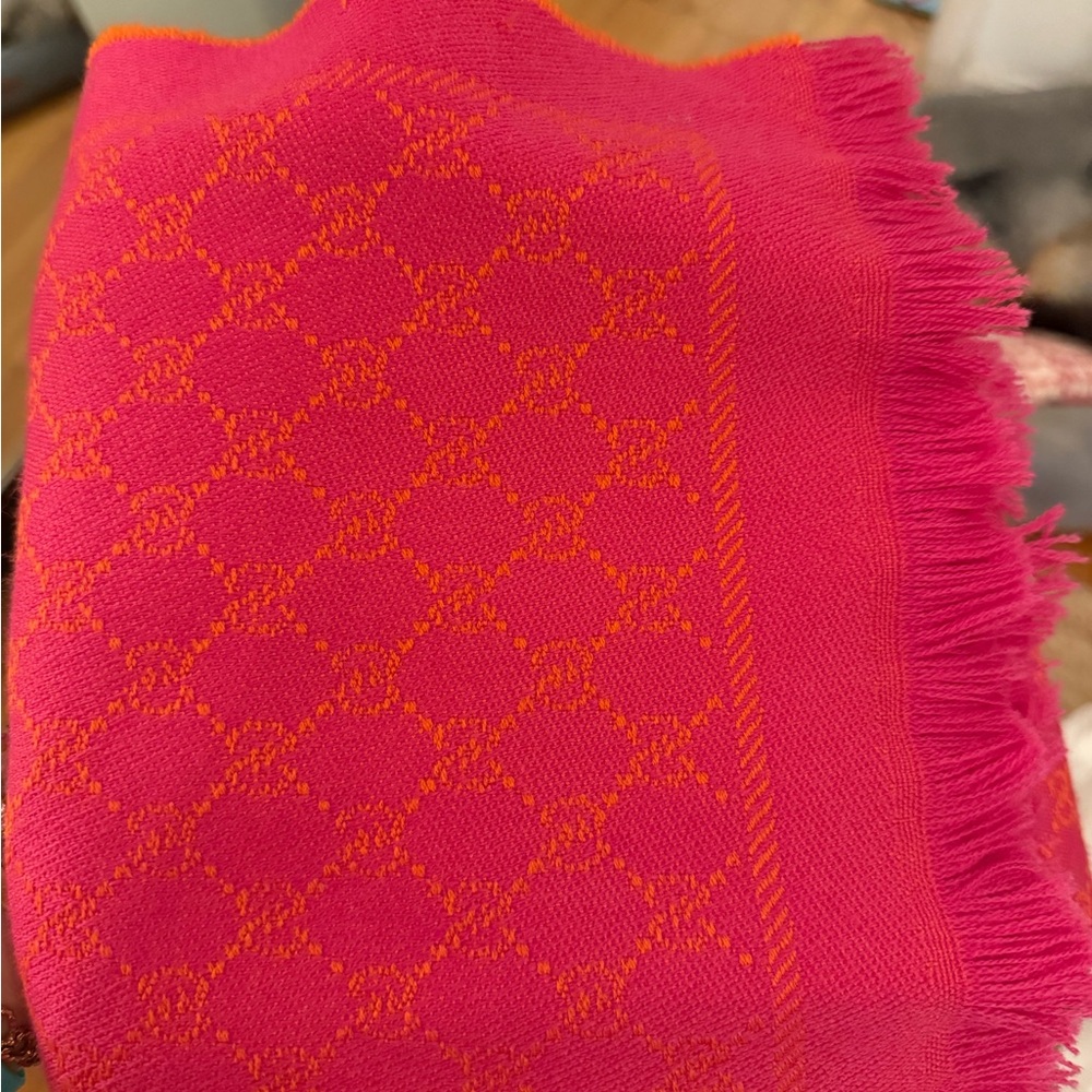 GUCCI PINK/ ORANGE 100% LANA- WOOL “MONOGRAM GG JACQUARD SCARF / WRAP - Picture 4 of 4